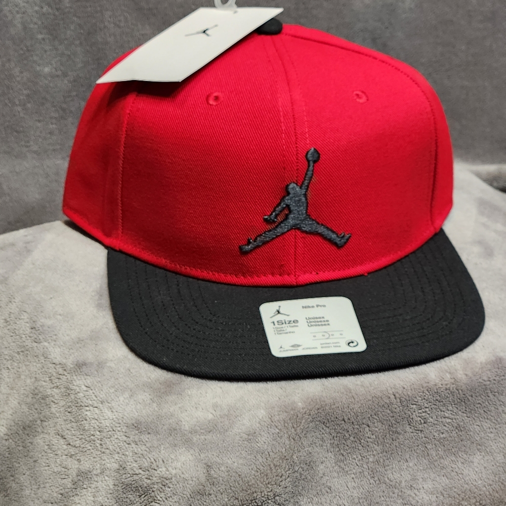 JORDAN Red / Black Snap Back Hat